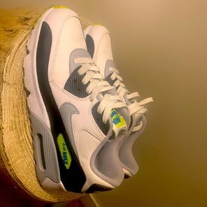 Nike air max 90 youth 6.5=8.5 in women.Great condition only wore them once.